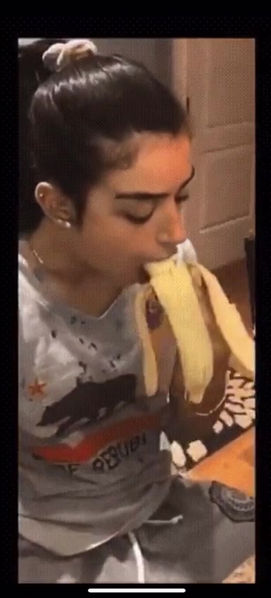 Charli d’amelio Onlyfans  – Blowjob Banana