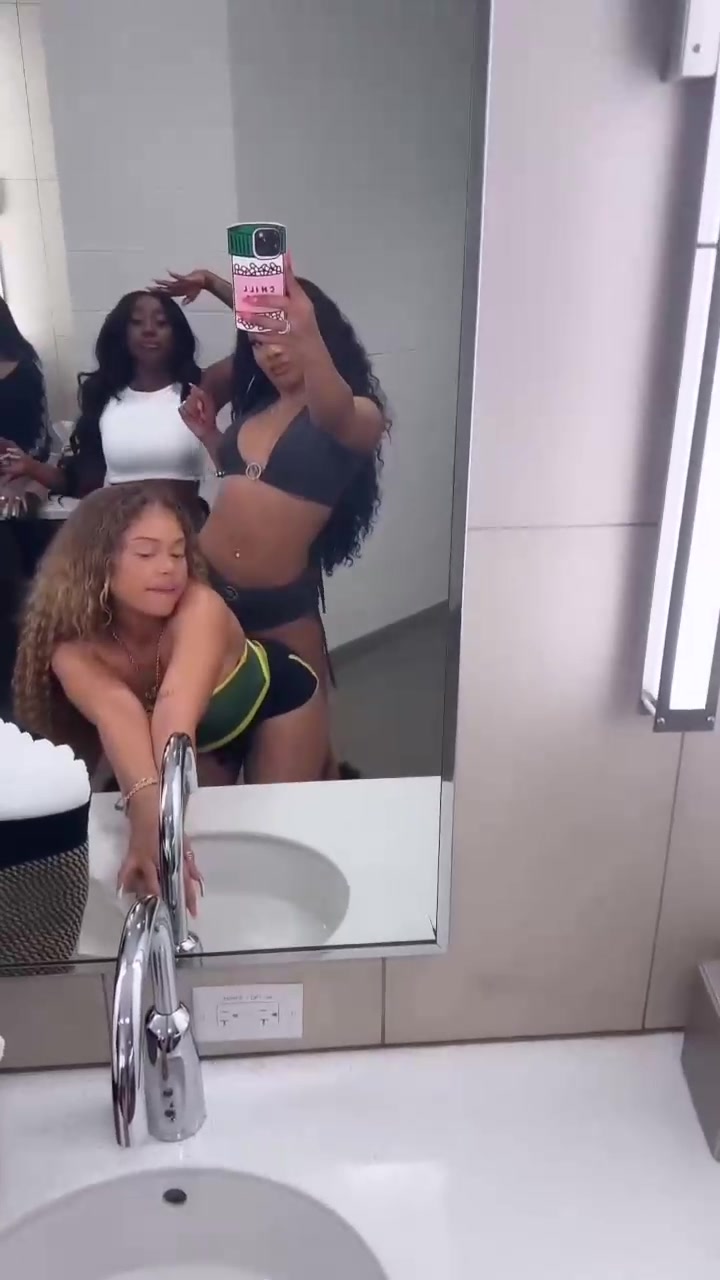 Megan The Stallion  Onlyfans – Twerking Big Ass With Girlfriend