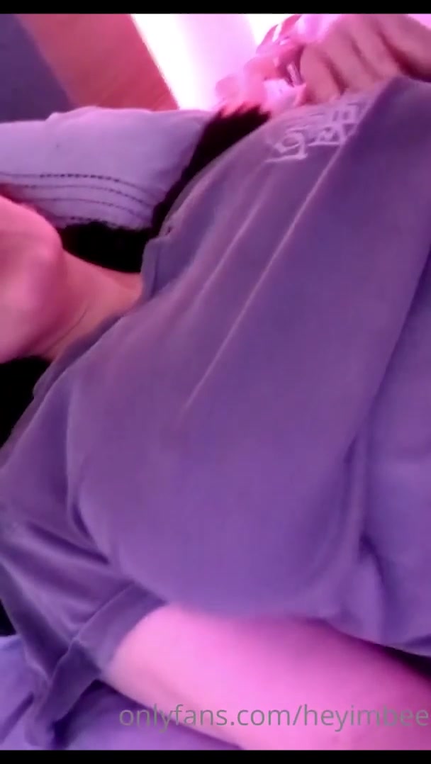 Heyimbee Onlyfans s – No Bra Tease Boobs On Bed